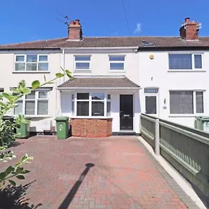 Cheerful 2 Bedroom With Parking Holiday home