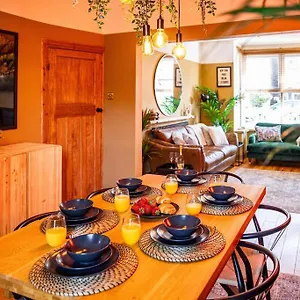 Boho House: Hot Tub Holiday home
